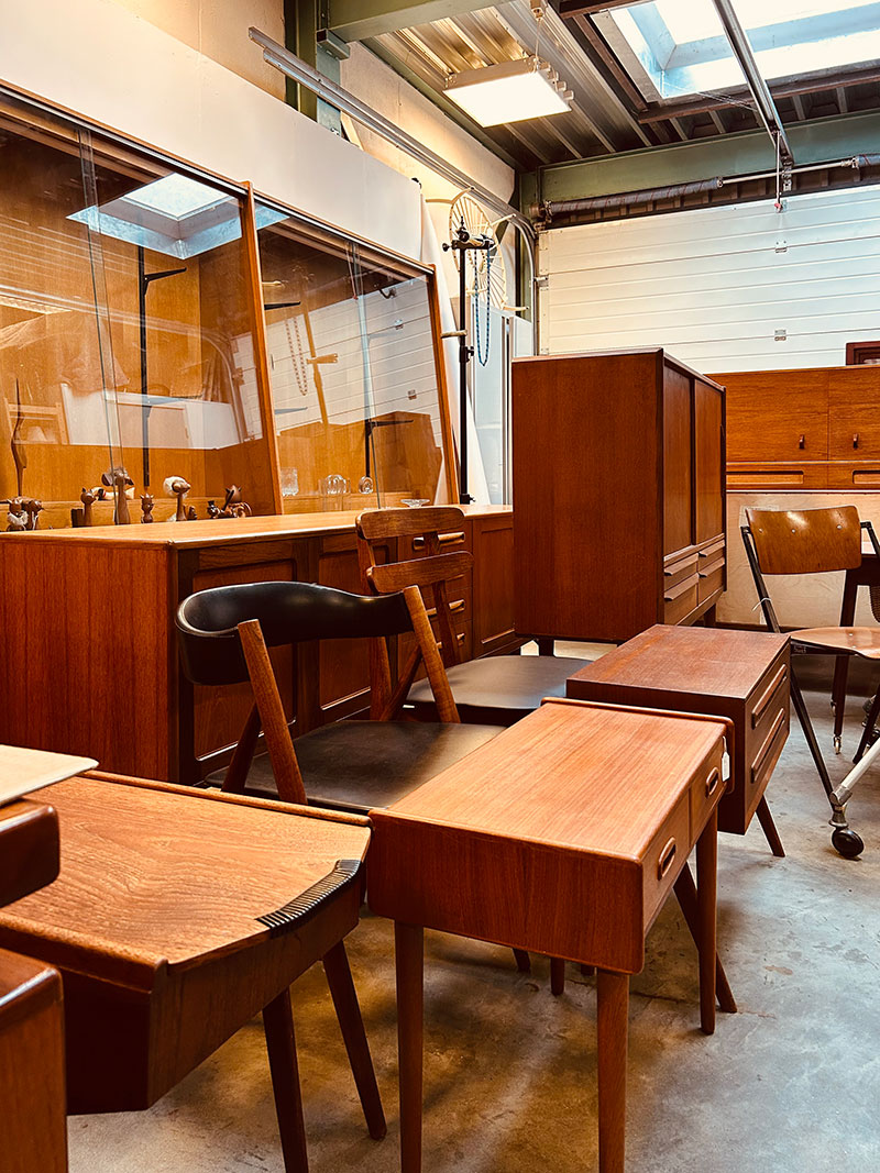 Mid-Century meubelen in onze winkel en aangrenzende loods