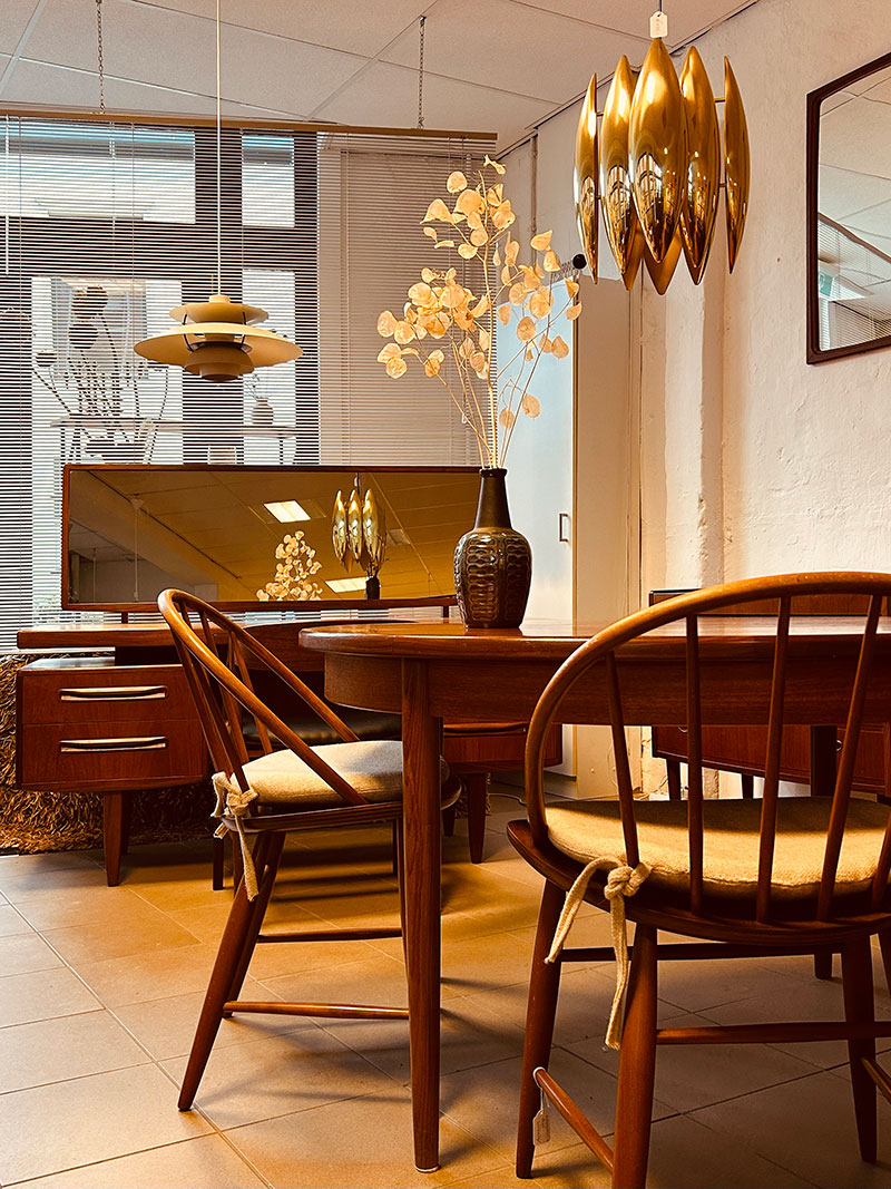 Fysieke winkel vol met Mid-Century vintage meubelen, tafels, stoelen, en lampen