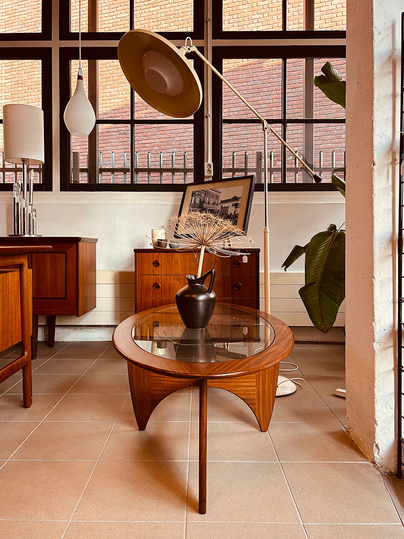 Fysieke winkel bomvol vintage Mid-Century meubelen