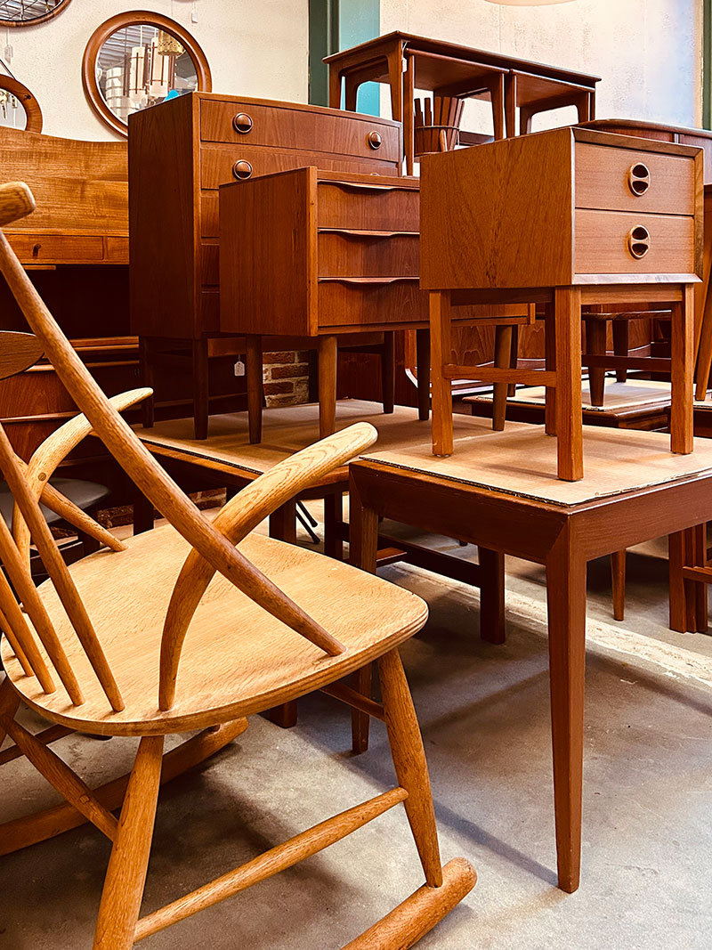 Fysieke winkel en loods vol Mid-Century vintage meubelen